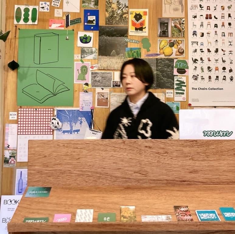 환대할 준비 하며 기다리고 있습니다